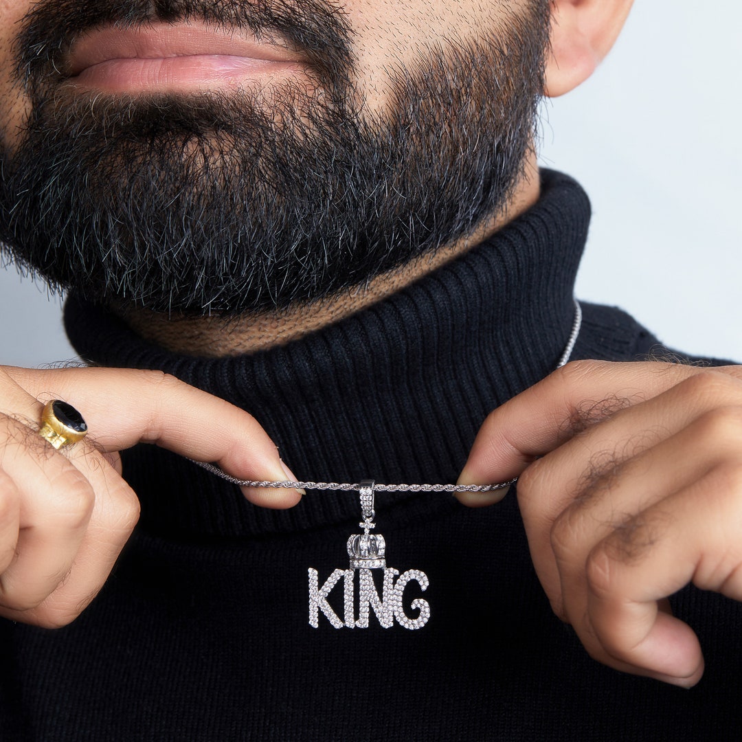 HZMAN Collar Con Colgante De Acero Inoxidable Chapado En Oro De 18 Quilates Con Incrustaciones De Circonita Cúbica Y Corona King Success And Protection Lucky (dorado), Acero Inoxidable Chapado En Oro