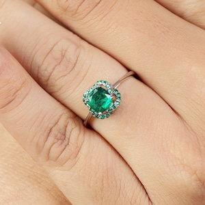 クッションカット 天然グリーンエメラルド エンゲージリング レディース 1.30TCW 渦巻きデザイン 可憐なプロミスリング ギフト 925スターリングシルバー 5月の誕生石
