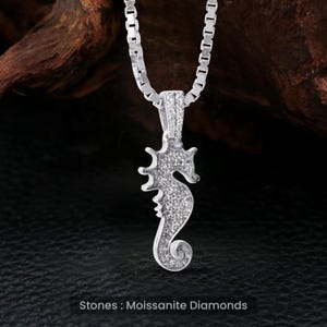 Naszyjnik z wisiorkiem w kształcie konika morskiego ze srebra próby 925 dla kobiet, biżuteria z moissanitem Iced Out Seahorse, prezent dla miłośników zwierząt morskich, unisex, łańcuszek pudełkowy