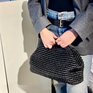 Bolso de mano grande de rafia metalizada de cuero negro con asa superior para fiesta de noche para mujer, regalo moderno de lujo único hecho a mano para ella