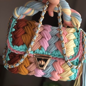 Handgemachte bunte gestrickte Tasche