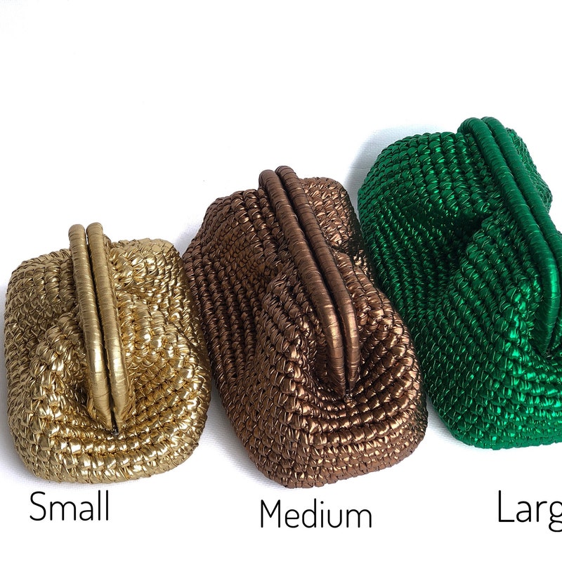 RAFFIA CLUTCH WITH CHARMS SOLID BLACK