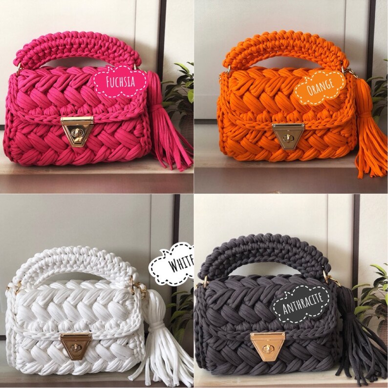 Peut inclure: Quatre sacs &agrave; main en crochet de diff&eacute;rentes couleurs&nbsp;: fuchsia, orange, blanc et anthracite. Chaque sac a un design tress&eacute;, un fermoir dor&eacute; et un pompon.