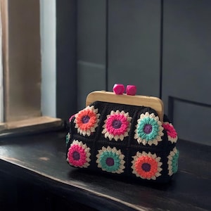 Black Multicolor Vintage Style Granny Square Clutch Purse,Woven Crochet Purse Kiss Lock, Unique Gifts for Women,Retro Style Women Handbag