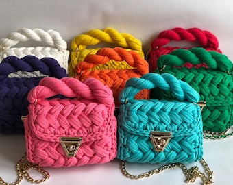 Sac capri au crochet : t-shirt en coton fait main, bandoulière en fil