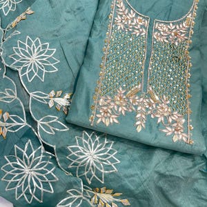 フィロジ チャンデリ サルワール カミーズ スーツ: ハンドメイド ミラーワーク クルティ、ドゥパッタ & パンツ