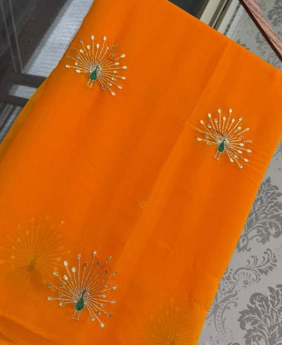 オレンジ色の刺繍入りサリー、孔雀モチーフのサリー、インドの伝統的な 