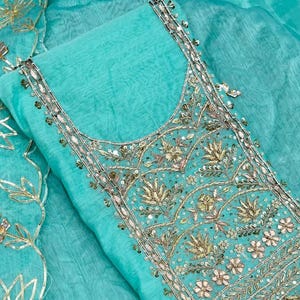 手作りのチャンデリ・サルワール・カミーズ・スーツ: Firozi Kurti、Zardozi ネックワーク