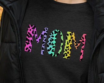 Cheetah Mom Unisex Long Sleeve Tee, Cheetah Mom Shirt, Cheetah Print Shirt, Rainbow Cheetah Shirt, Moederdag Cadeau voor mama, Mom Shirt