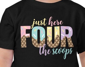Pastel Just Here Four the Scoops Camiseta infantil de manga curta, camisa de 4º aniversário, aniversário de sorvete, camisa de menina de aniversário