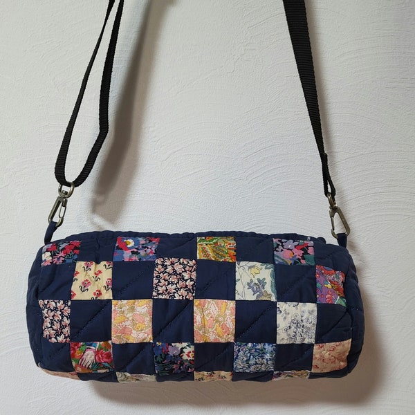 A bale-shaped shoulder Bag Pochette that uses a lot of my favorite Liberty fabric