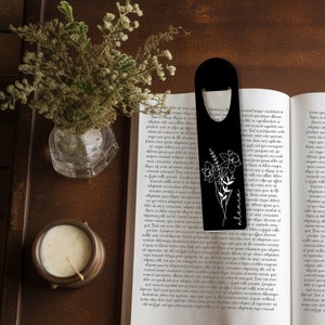 Custom Bookmark, Birth Flower Personalized Bookmark, Gift for Readers, Book Lover, Gift for her, daughter, Personalized Bookish, Booktok
