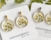 White Flower Earrings, Babys Breath Jewelry, Boho Bridal Jewellery, Round Dangle Earrings, Clear Resin Earrings, Meaningful Gift