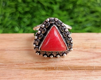 Anillo de coral rojo\ Anillo de coral rojo con forma de triángulo\ Anillo hecho a mano bañado en plata esterlina\ Anillo llamativo\ Anillo con piedras preciosas\ Anillo de coral