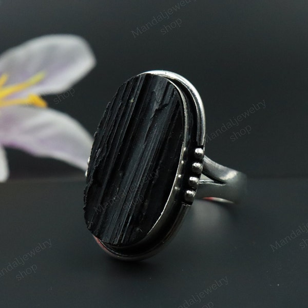 Anillo de turmalina negra cruda\ Anillo de piedra preciosa hecho a mano\ Anillo de turmalina\ Anillo de turmalina negra\ Anillo plateado\ Regalo para ella