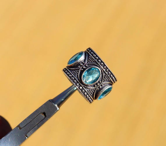 Anello in argento ossidato con topazio blu multicolore\ Anello
