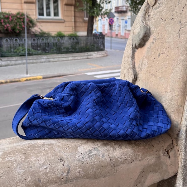 Clutch de camurça azul-marinho, bolsa de mão azul trançada, bolsa com alça superior trançada, presente para convidada de casamento.