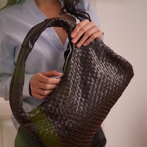 magnets bag,
woven leather purse,
leather tote bag,
hobo hand bag,
leather slouchy bag,
casual leather bag,
everyday bag,
genuine leather bag,
anniversary gift,
chocolate brown bag,
shoulder bag,
school handbag,
birthday gift,