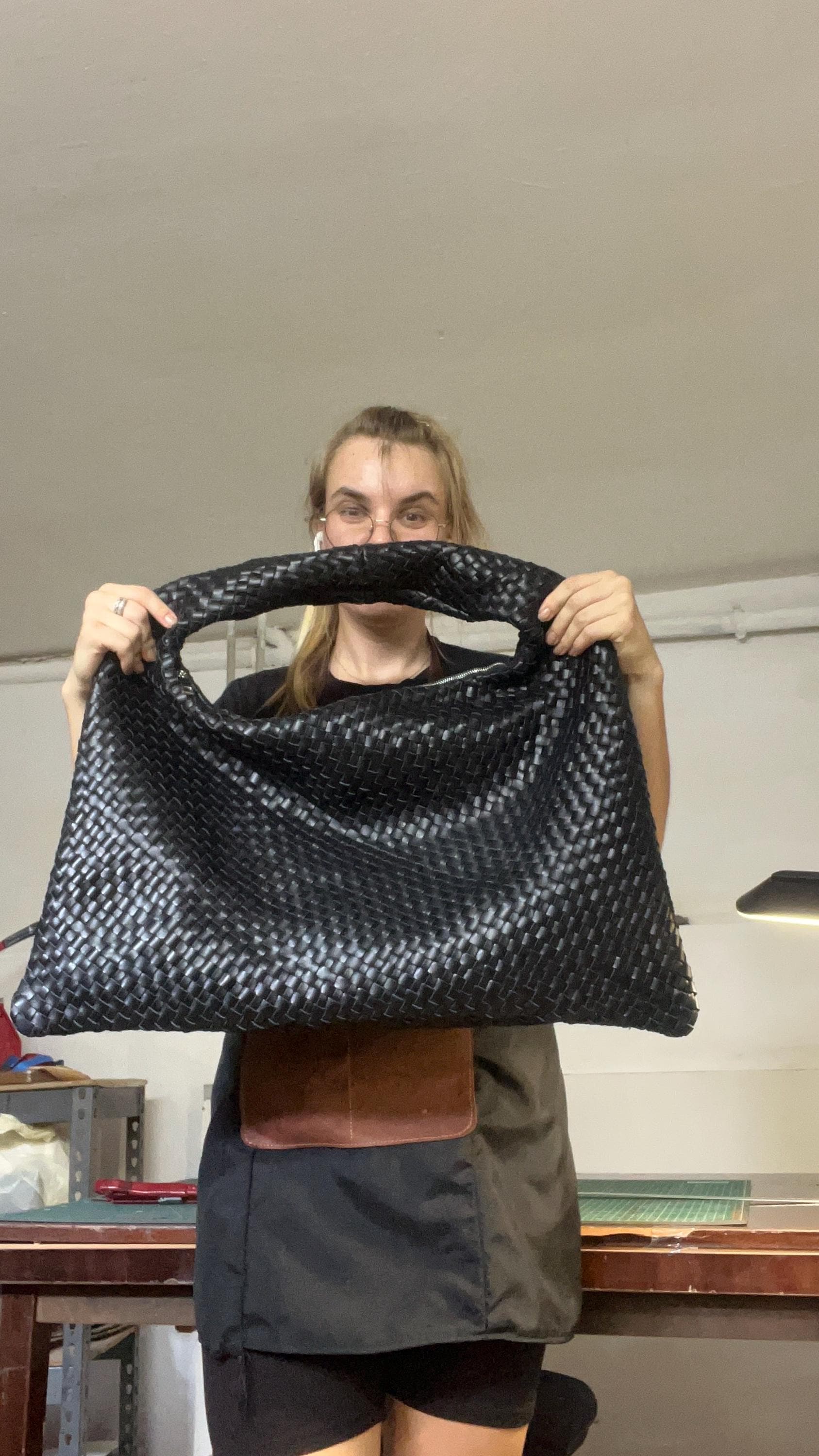 グレーの美しい編み込みバッグ、小さなスエードショルダーバッグ 