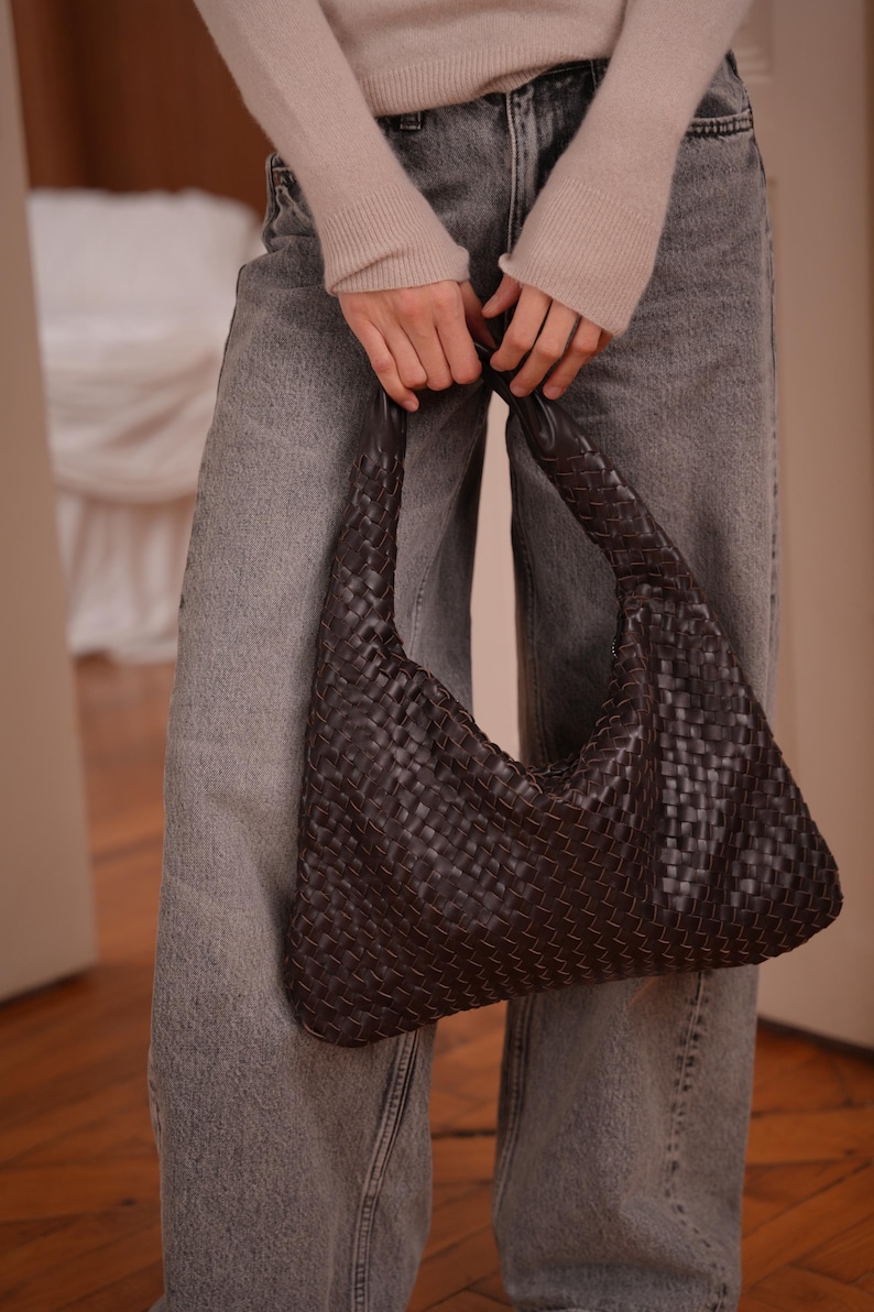 chocolate brown bag,
brown leather purse,
woven leather bag,
glossy leather purse,
genuine leather bag,
zipper bag,
woman working bag,
custom shoulder bag,
dark brown bag,
hobo hand bag,
leather city bag,
gift for her,
woman gifts,