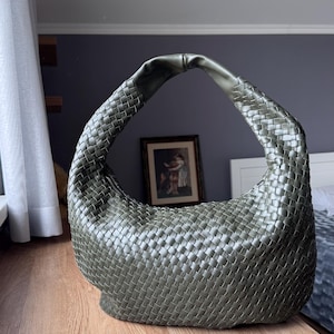 Geräumige Damentasche, lässige Ledertasche, glänzende olivfarbene Geldbörse, Hobo-Umhängetasche, grüne Schultertasche, zarte Handtasche, Geschenk für Freundinnen