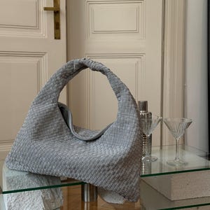 Graue Wildleder Hobo Tasche, Sardine Tasche, Ita Bag Crossbody, geflochtene Ledertasche