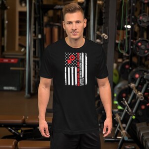 Frauenrechte, Menschenrechte. T-Shirt im Flaggenstil mit der Aufschrift „Darf nicht verletzt werden“.