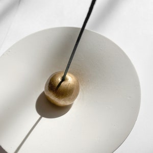 Incense holder round dish gold ball