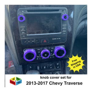 Puede incluir: Un juego de cubiertas de perilla moradas instaladas en el tablero de un automóvil. Las cubiertas están diseñadas para un Chevy Traverse 2013-2017. El tablero tiene un acabado de vetas de madera oscura. También se incluye el texto "Free Shipping in USA".