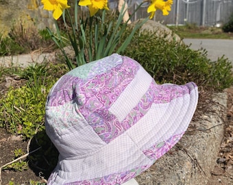 Trapunta trapuntata con tesa larga reversibile a due lati, con cappello da sole floscio, patchwork fatto a mano, vintage, riciclato, motivo floreale, lilla, viola, scozzese, rosa