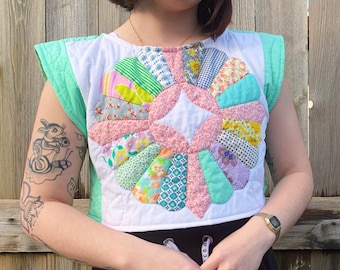 V Neck Quilted Short Sleeve Crop Top — Vintage Dresden Plate Flower Mint Green White Winged