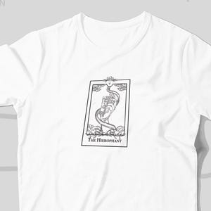 Camiseta bordada con la carta del Tarot "El Hierofante" — Diseño místico y espiritual