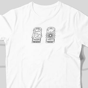 Camiseta bordada del Tarot Luna y Sol, camiseta con dos cartas del Tarot, camiseta con bordado celestial, ropa espiritual de bruja, regalo ocultista bohemio