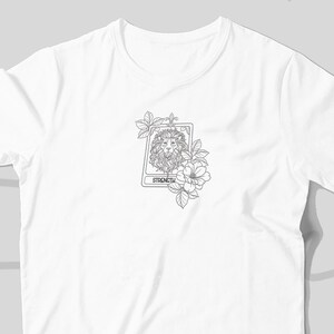 Camiseta bordada com carta de tarô da força — Coragem e simbolismo do poder interior, camiseta gráfica espiritual com design minimalista místico