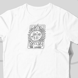 T-shirt brodé tarot des amoureux, chemise cartes de tarot, t-shirt amoureux mystiques, broderie céleste, cadeau spirituel, vêtements occultes