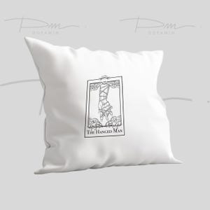 Funda de almohada bordada con la carta del Tarot El Colgado: simbolismo espiritual sobre lienzo de algodón, decoración mística para el hogar.