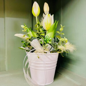 Maceta Tiana: Flores artificiales, blancas, tulipanes, jardín, decoración del hogar, boho, primavera, maceta pintada, Pascua, decoración de mesa