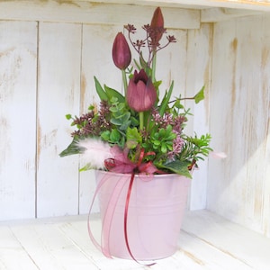 Lotta blomkruka: konstgjorda blommor, lila, tulpaner, trädgård, heminredning, boho, vår, målad blomkruka, påsk, bordsdekoration