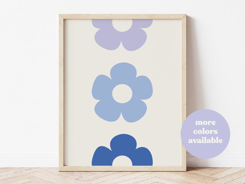 K&ouml;nnte beinhalten: Ein gerahmter Druck mit einem vertikalen Design aus drei stilisierten Blumen in Blaut&ouml;nen und Lila. Die Blumen haben einen einfachen, Retro-Look.
