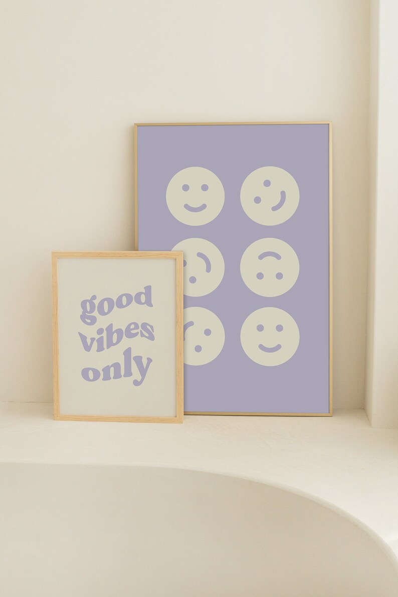 Może przedstawiać: Dwa oprawione wydruki, jeden z tekstem "good vibes only" w kolorze fioletowym na białym tle, a drugi z sześcioma r&oacute;żnymi ż&oacute;łtymi uśmiechami na jasnofioletowym tle.