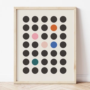 Puede incluir: Una impresi&oacute;n enmarcada con un patr&oacute;n de lunares en blanco y negro. La impresi&oacute;n presenta un solo c&iacute;rculo naranja, un c&iacute;rculo rosa, un c&iacute;rculo azul y un c&iacute;rculo azul verdoso.