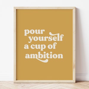 Sírvete una taza de ambición, impresión con cita de Dolly Parton, decoración en amarillo mostaza, decoración de los años 70, decoración de cocina, letrero de café, póster feminista