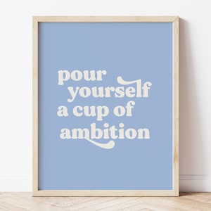 Vierte una taza de ambición, impresión de cita dolly parton, arte de pared azul, decoración de los años 70, decoración de la cocina, señal de café, cartel feminista