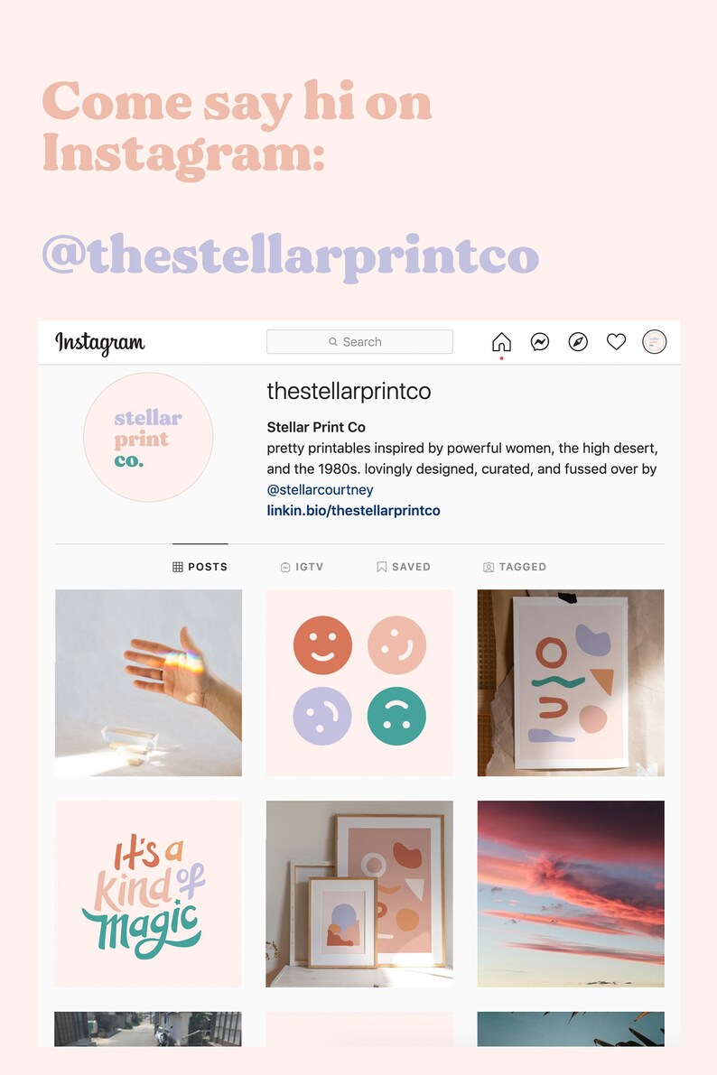 K&ouml;nnte beinhalten: Instagram-Profil f&uuml;r Stellar Print Co. Das Profilbild ist ein Logo mit dem Text "stellar print co." in einem Kreis. Die Profilbeschreibung lautet "h&uuml;bsche Druckvorlagen, inspiriert von starken Frauen, der W&uuml;ste und den 1980er Jahren. Liebevoll gestaltet, kuratiert und mit viel Liebe zum Detail von @stellarcourtney linkin.bio/thestellarprintco". Das Profil zeigt ein Raster mit neun Bildern, darunter eine Hand, die ein Kristallprisma h&auml;lt, vier Smiley-Gesichter, ein gerahmter abstrakter Druck, ein gerahmter Druck mit geometrischem Design und ein Sonnenuntergangshimmel.