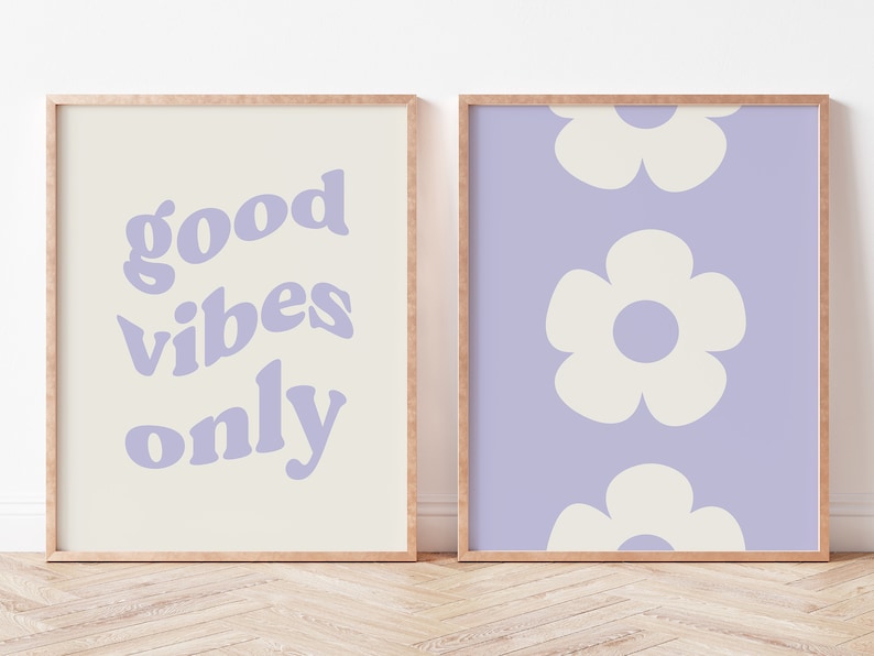 Może przedstawiać: Dwa oprawione wydruki z jasnofioletowym tłem. Wydruk po lewej stronie zawiera tekst "good vibes only" w jasnofioletowym kolorze. Wydruk po prawej stronie zawiera wz&oacute;r białych kwiat&oacute;w z jasnofioletowymi środkami.