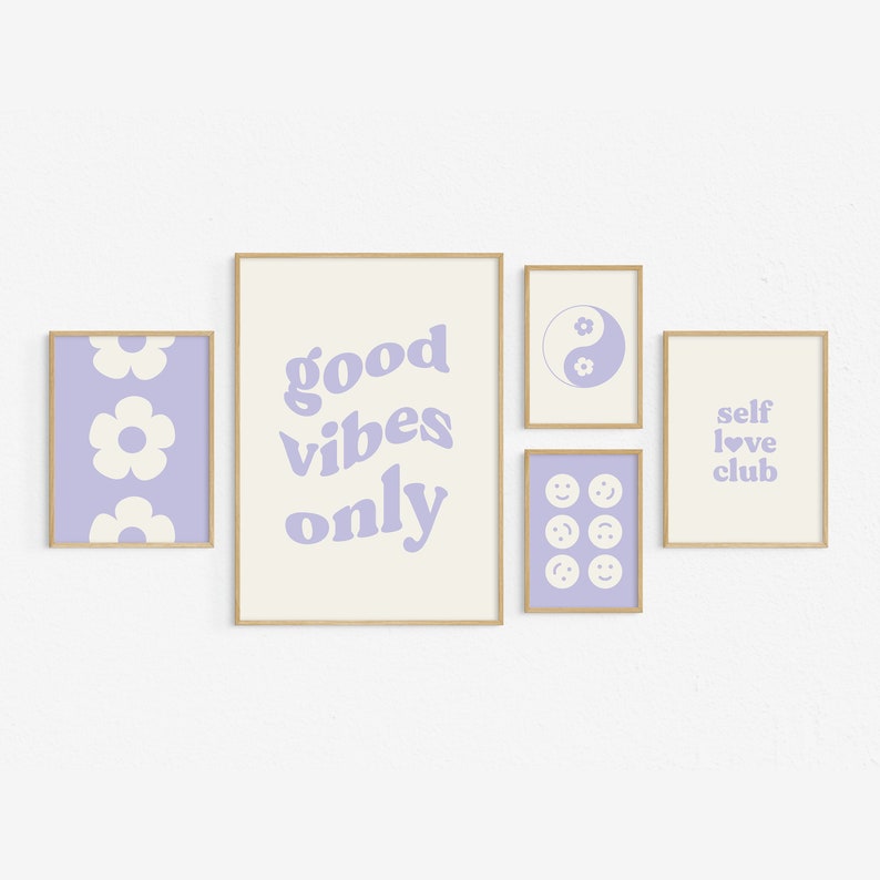 Może przedstawiać: Pięć oprawionych wydruk&oacute;w z jasnofioletowym tłem i białym tekstem oraz grafiką. Wydruki przedstawiają frazy "good vibes only", "self love club" oraz symbol yin yang. Jeden wydruk ma wz&oacute;r białych kwiat&oacute;w, a drugi wz&oacute;r białych uśmiechniętych twarzy.