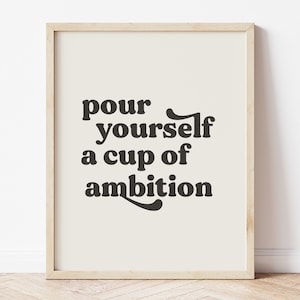 Sírvete una taza de ambición, impresión de citas de Dolly Parton, decoración de cocina, letrero de café, arte de pared tipográfico, decoración de los años 70, cartel feminista
