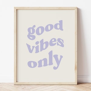 Solo buenas vibras, póster de buenas vibras, impresión artística retro, arte de pared morado, decoración de habitación en tonos pastel, decoración de pared lila, arte de pared de afirmación, imprimible