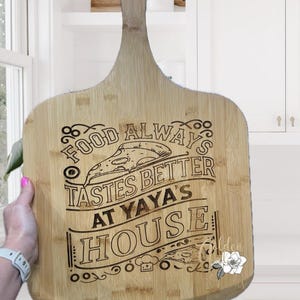 Pacchetto SVG per la festa della mamma / Il cibo è migliore da Gigi's, Mimi's, Lollie's, Yaya's / File laser per tagliere di pizza, regalo della nonna, file laser per regalo della mamma