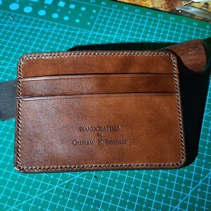 handgefertigter, eleganter, brauner Kartenhalter aus Leder, minimalistisches Portemonnaie.